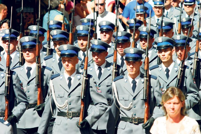 W tym roku w całej Polsce z pracy w policji odeszło już 4255 funkcjonariuszy, a na Pomorzu z 335