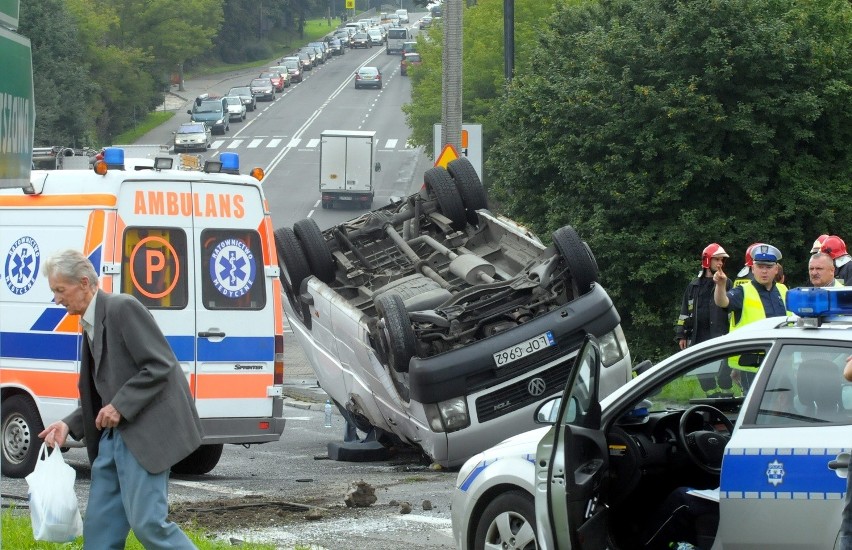 Wypadek busa na al. Warszawskiej. Są ranni [ZDJĘCIA]