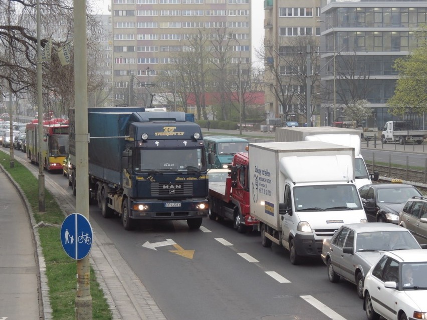 Znów ogromne korki na Legnickiej (ZDJĘCIA)