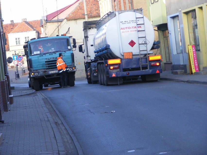 Starą drogą nr5 ciężarówki jak jeździły tak jeżdżą. Co...