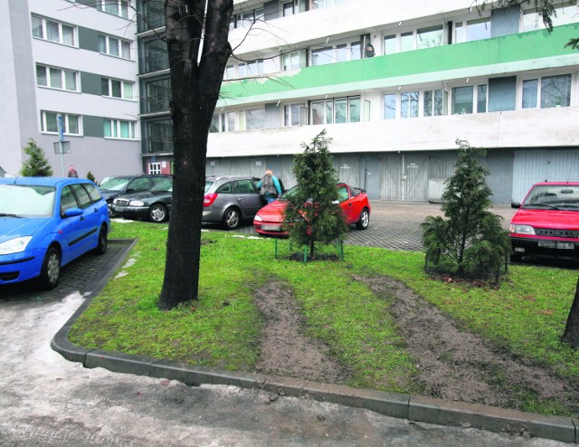 Parkowanie na trawniku na osiedlu Tysiąclecia odtąd również będzie karane