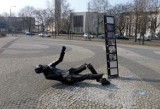 Poznań: Sprawców wciąż nie ujęto, ale pomnik Komedy będzie naprawiony