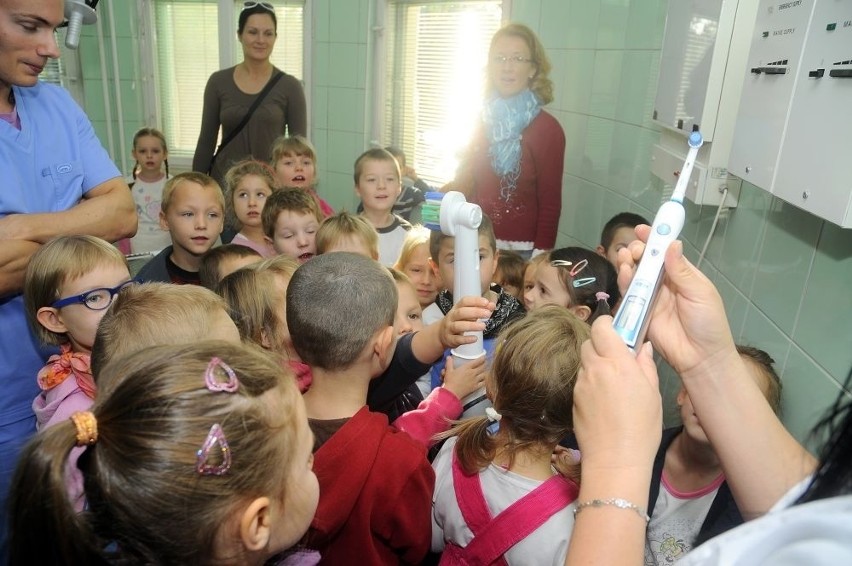 Przedszkolaki uczą się, jak dbać o zęby. Z wizytą w Wojewódzkiej Przychodni Stomatologicznej