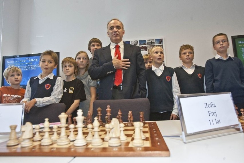 Kasparow promuje szachy we Wrocławiu. Nie obyło się bez wpadki... (ZDJĘCIA)