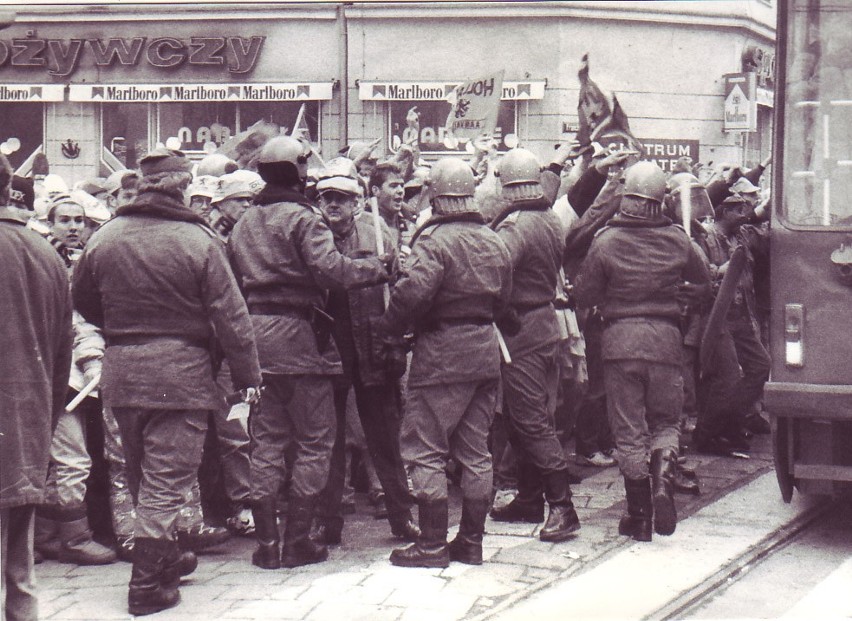 ZOMO w PRL pałowało manifestantów. 23 lata temu zostało rozwiązane [ZDJĘCIA ARCHIWALNE]