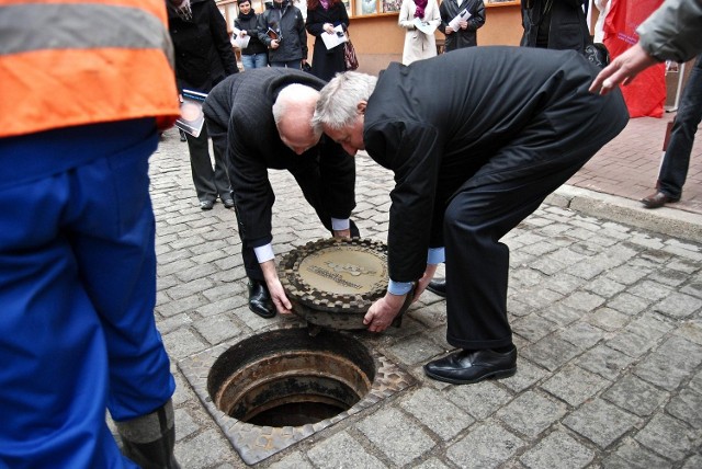 Właz Lindleya wspólnie montowali prezesi ZWiK i ŁSI.