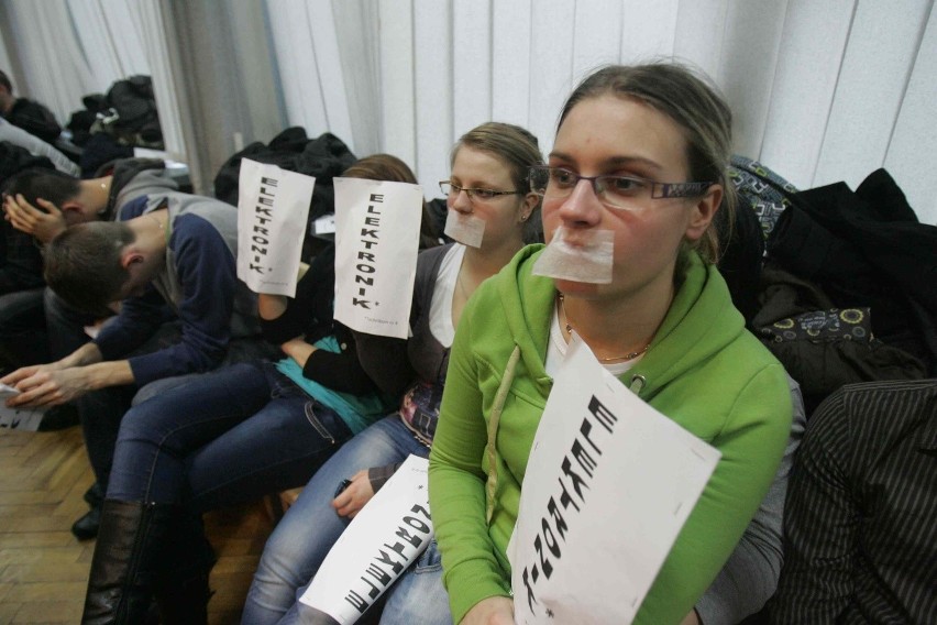 Strajk szkolny w Bytomiu: Milczący protest na sesji rady miasta [ZDJĘCIA]