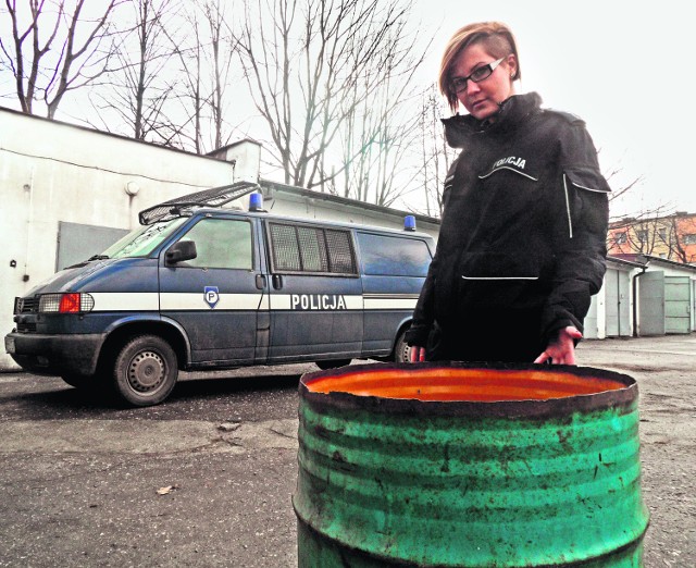 Beczka z popiołem została zabezpieczona przez policjantów