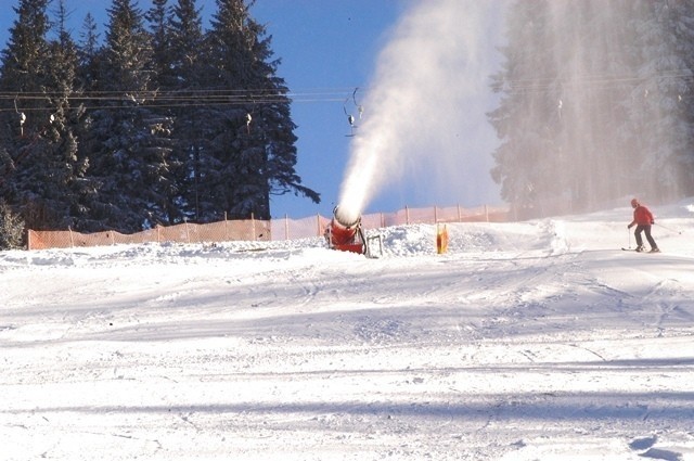 Beskidy: Na stokach jest jeszcze śnieg, ale nadchodzi odwilż [WARUNKI NARCIARSKIE]