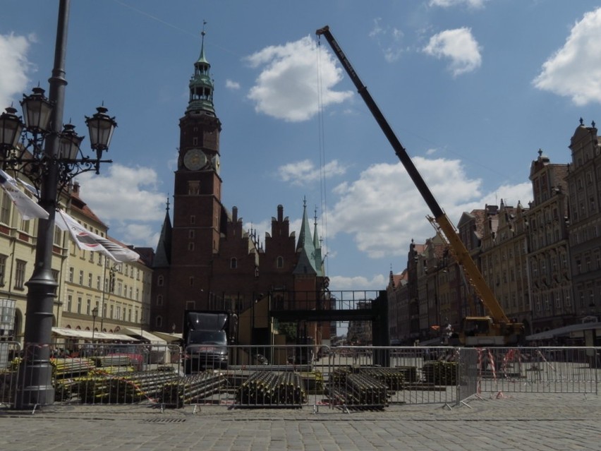 Budują strefę kibica. Otaczają Rynek płotem (ZDJĘCIA)