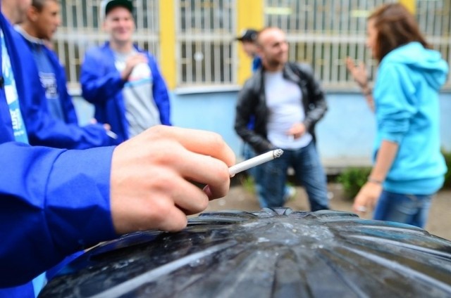 Jeden papieros wypalony na terenie szkoły może kosztować (i uczniów, i nauczyciela) nawet 500 złotych