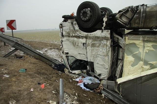 TIR dachował w rowie na obwodnicy Krośniewic.