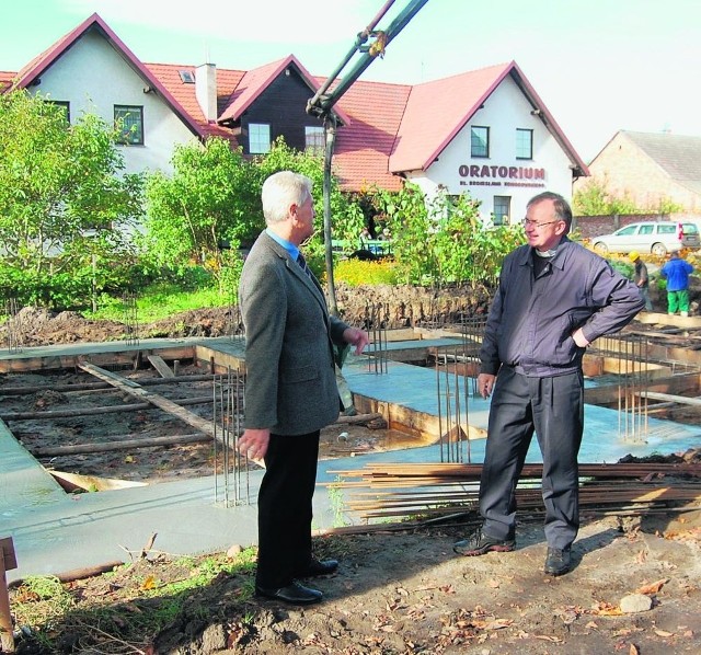 Volker Lux i ks. Grzegorz Rafiński wierzą w szybkie tempo prac