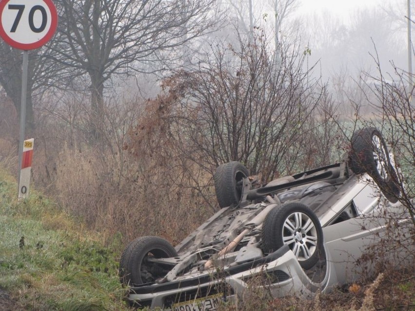 Wypadek na drodze Wrocław - Strzelin. Auto na dachu (ZDJĘCIA)