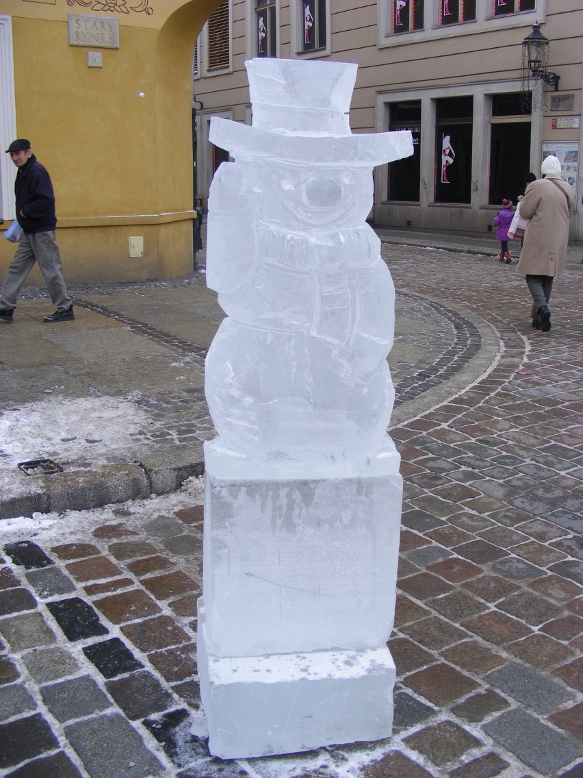 Poznań. Pijany mężczyzna zniszczył jedną z lodowych rzeźb