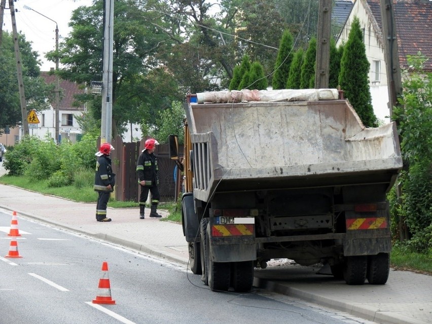 Wrocław: Ciężarówka wjechała w słup i zerwała trakcję. Do nocy bez prądu (ZDJĘCIA)