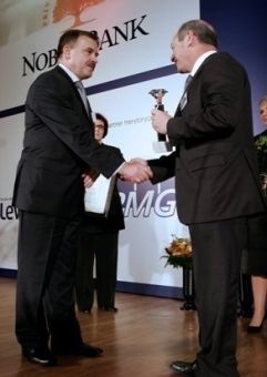 Wynagrodzenie Piotra Janeczka (z lewej) wyniosło w 2010 roku...