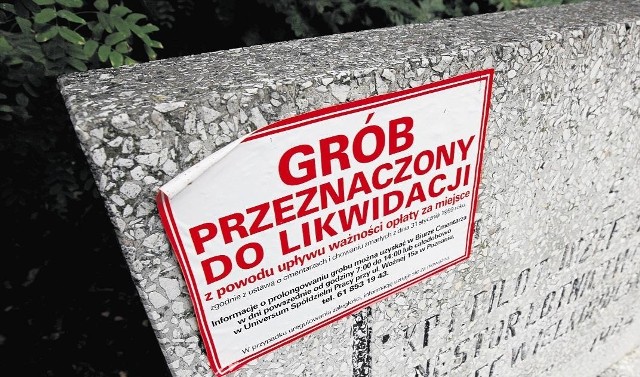 W 2010 roku na nieopłaconych grobach umieszczono naklejki ostrzegawcze