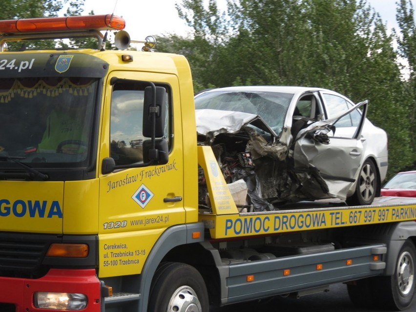 Wypadek na obwodnicy Trzebnicy, jedna osoba nie żyje (ZDJĘCIA)