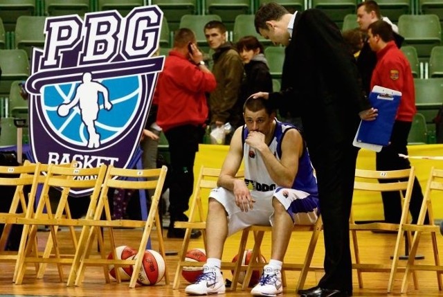 Załamany Zbigniew Białek pocieszany przez Tomasza Jankowskiego, II trenera PBG Basket