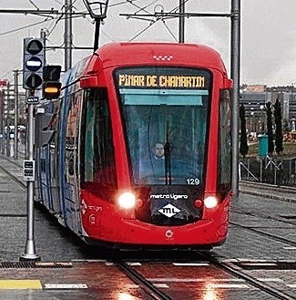Madryt - tu tramwaje uzupełniają metro - nowoczesne,...