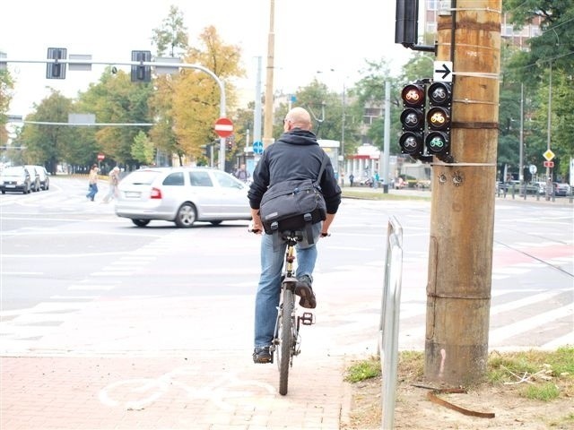 Nowy przejazd rowerowy: Zielone światło, a samochody jadą prosto na cyklistę (LISTY, ZDJĘCIA, FILM)