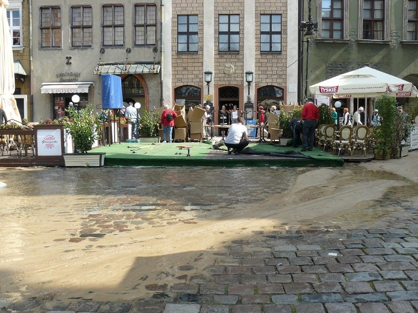 Poznań: Stary Rynek pod wodą. Zobacz film i zdjęcia