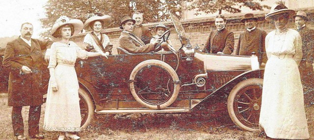 Lato roku 1912. Rodzina Pellowskich przy samochodzie w pobliżu plebanii w Złotowie