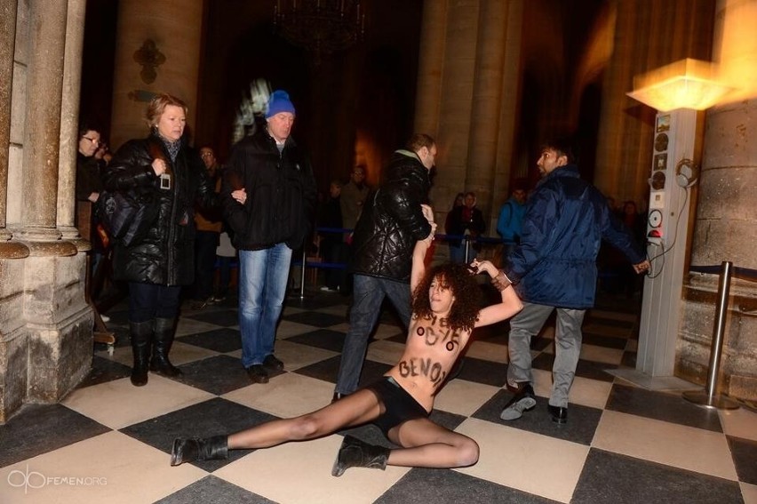 Femen &quot;świętowały&quot; abdykację Benedykta XVI: Rozebrały się w katedrze Notre-Dame w Paryżu [ZDJĘCIA]