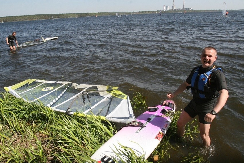 Eugeniusz Skupień spędza weekend na windsurfingu nad Zalewem...