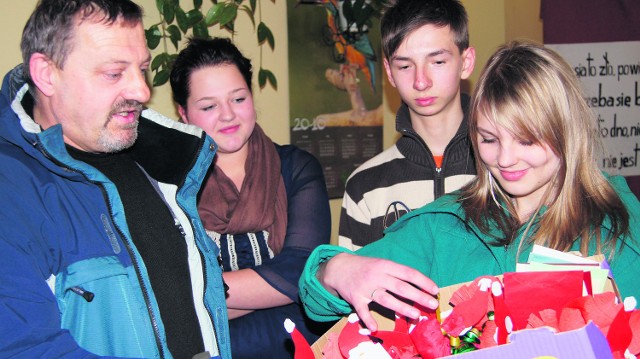 Weronika (pierwsza z prawej) z Kamilą, Karolem i swoim tatą szykuje kolejne prezenty dla dzieci