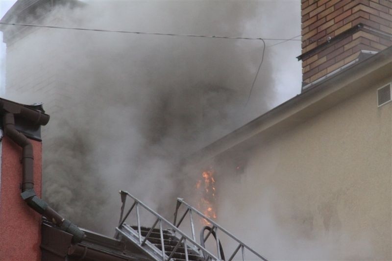 Świdnik: Pożar w bloku przy ul. Stachonia. Zapalił się dach