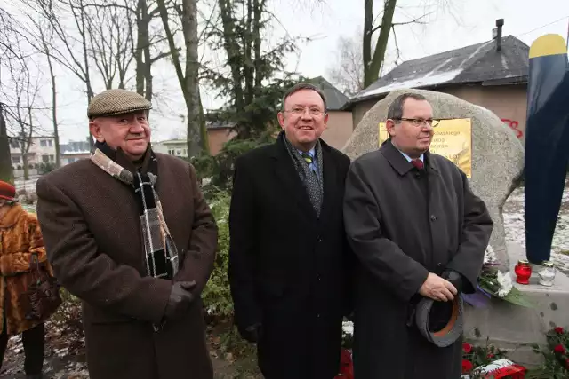 Inicjatorem postawienia pomnika był syn zmarłego pilota, znany aktor Zbigniew Buczkowski.