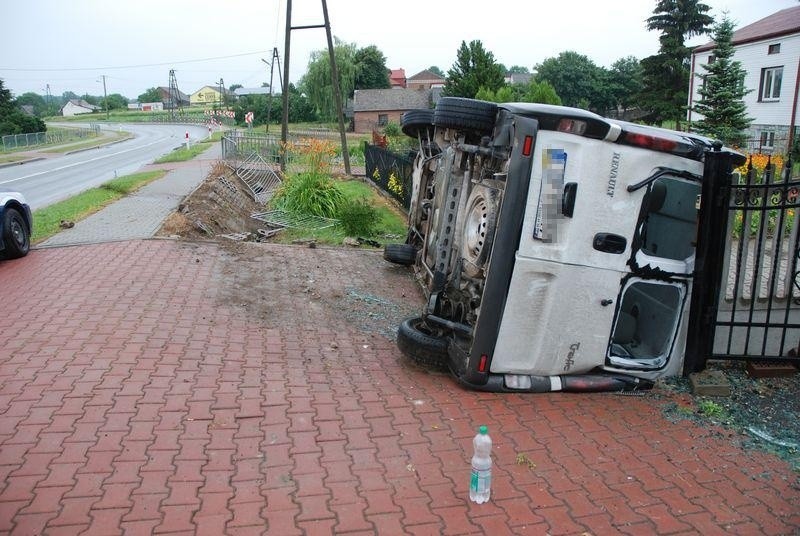 Olbięcin: Bus z sześcioma osobami wpadł na posesję