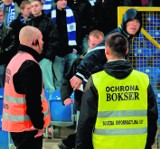 Wisła - Lech: Kibole biegali po stadionie, a ochrona rekwirowała kamery