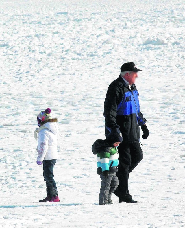 Po zatoce w Gdyni spacerują całe rodziny