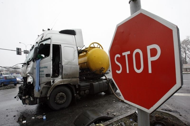 Lubin: Autobus zderzył się z cysterną