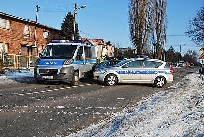 Zniszczone samochody po pościgu i strzelaninie