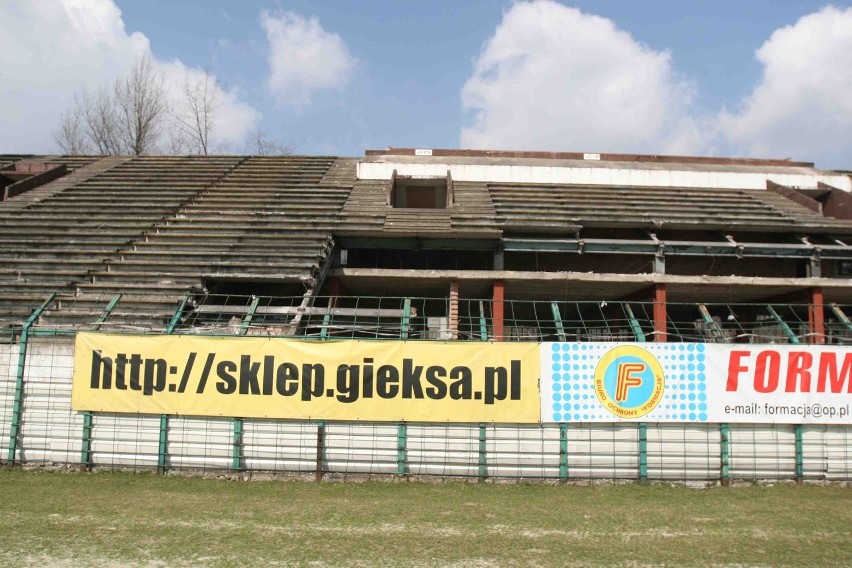 GKS Katowice - burzenie trybuny północnej na Bukowej [ZDJĘCIA]