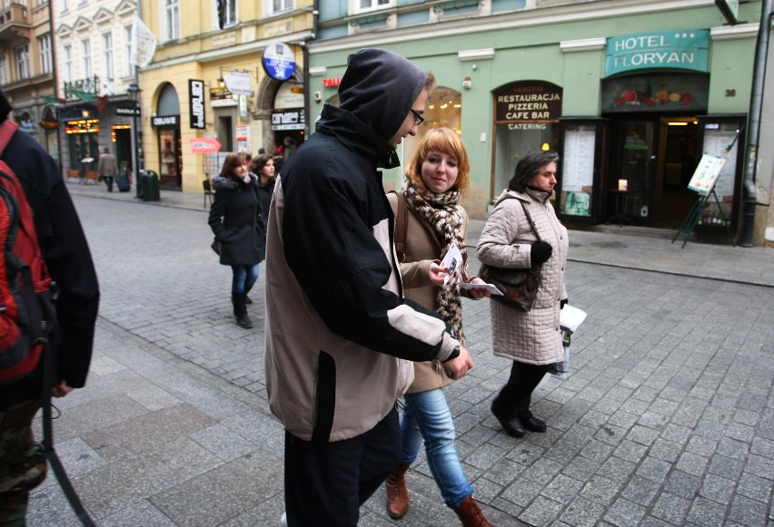 Kraków: Młodzi Socjaldemokraci rozdali kilkaset prezerwatyw [ZDJĘCIA]