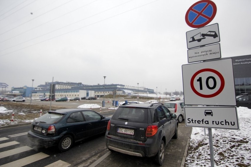 Wrocław: Pod szpitalem przy ul. Borowskiej nie parkuj na zakazie, bo odholują Ci auto (ZDJĘCIA)