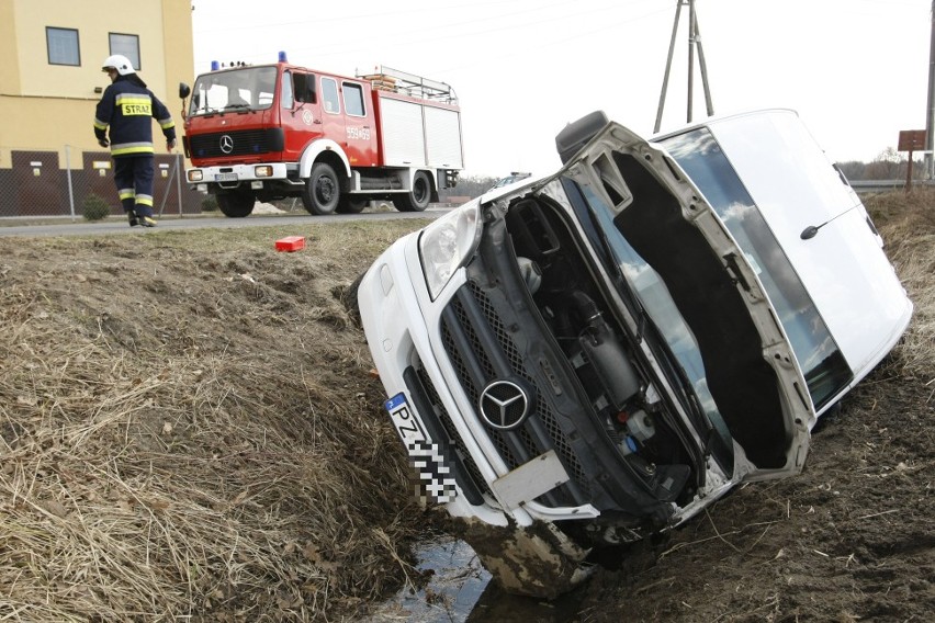 Wypadek busa pod Wrocławiem. 7 licealistów rannych (ZDJĘCIA)