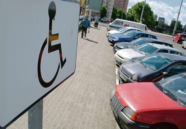 Miejsca parkingowe dla niepełnosprawnych często zajmują zdrowi kierowcy