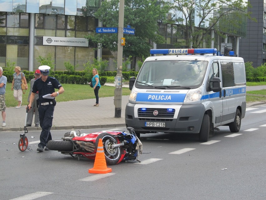 Wrocław: Motocyklista wjechał w samochód osobowy (ZDJĘCIA)