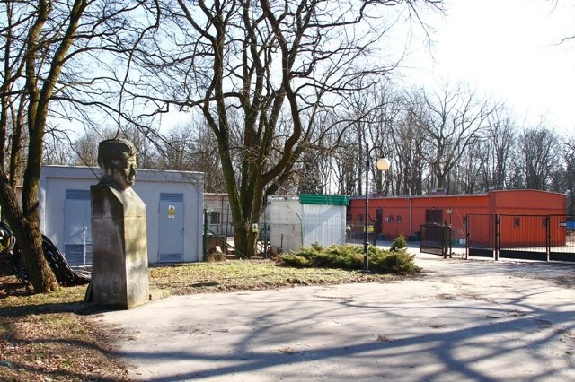 Według władz uczelni w tym miejscu mają powstać ścieżki edukacyjne.