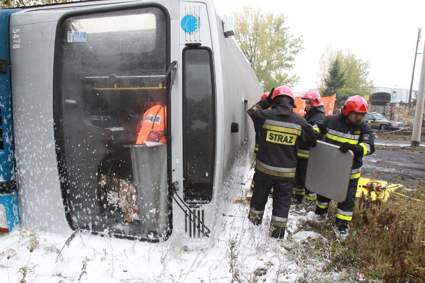 Wypadek autobusu w Lipinach [ZDJĘCIA Z ĆWICZEŃ STRAŻAKÓW]