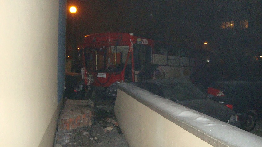 Dr. Męczenników Majdanka: Autobus staranował 4 auta (FOTO)