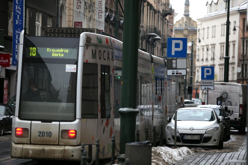 Kraków: ul. Długą notorycznie blokują kierowcy [ZDJĘCIA]