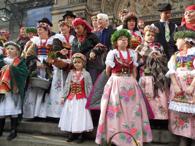 Święcenie pokarmów w strojach rozbarskich