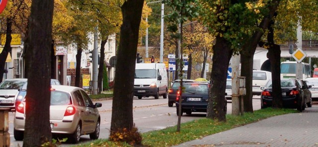 Drzewa i wąski przejazd pod wiaduktem uniemożliwiają budowę ścieżki rowerowej na ul. Wielkopolskiej w Orłowie